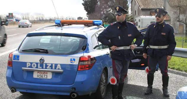 La figlia deve sottoporsi a una visita ma non hanno soldi per la benzina. La polizia fa colletta