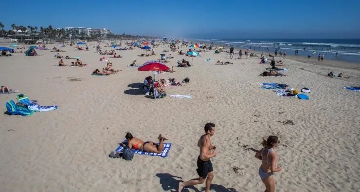 Coronavirus. In California spiagge senza divieto affollate. Distanza obbligatoria