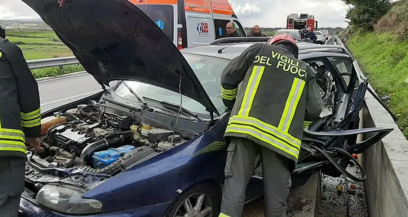 Sbanda con l’auto, trafitta dal guardrail: illeso per miracolo