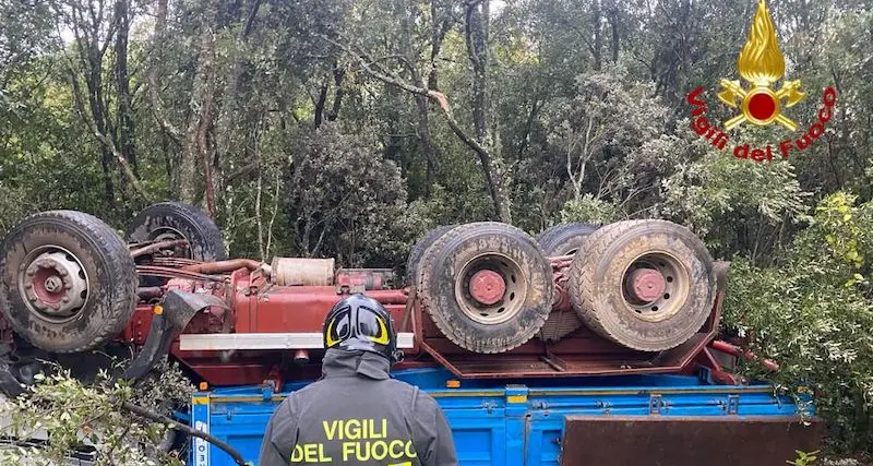 Ovodda. Camion esce fuori strada e si ribalta sulla Statale 128