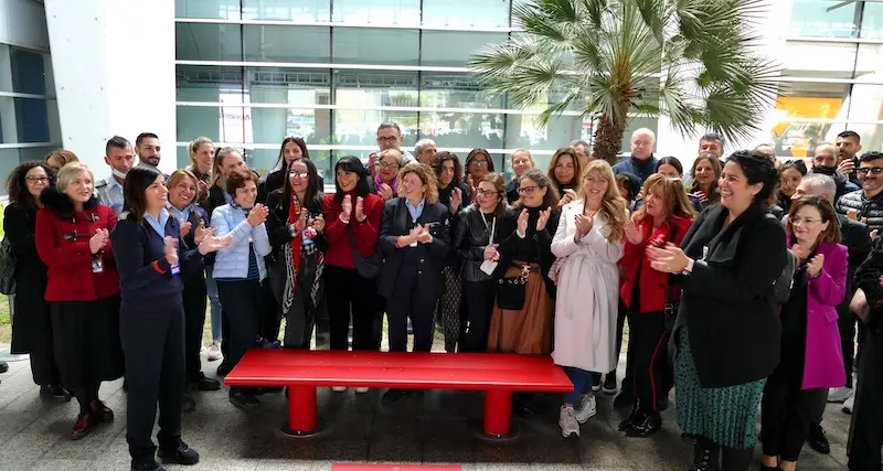 Cagliari, Panchine rosse in aeroporto contro la violenza sulle donne