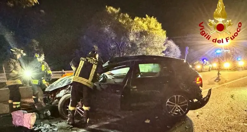 Finisce fuori strada sulla Statale 125: auto distrutta