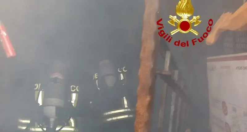Nuoro. Fiamme in una cantina, intervengono i Vigili del fuoco