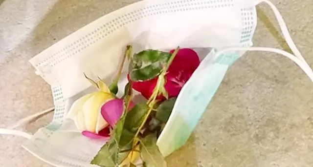 Niente rito de “Sa Ramadura” per Sant’Efisio, ma i fedeli lasciano sopra una mascherina petali di rosa colorati