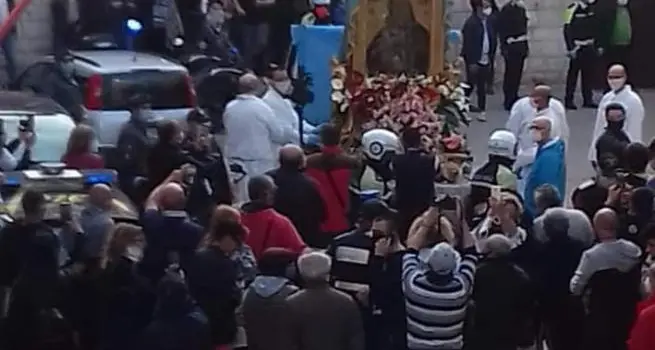 Folla in strada per la processione della Madonna: è polemica