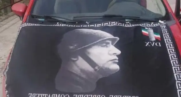 Seui. Il 25 aprile ha girato per il paese con la bandiera del Duce. Multa per un 45enne: era fuori casa senza motivo