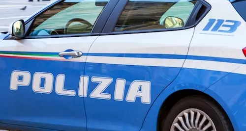 Accoltellato in piazza per motivi di vicinato: grave un 34enne di origini albanesi. Arrestato un 50enne italiano