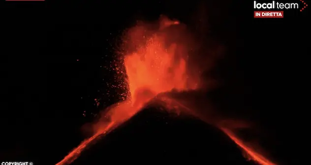 Nuova spettacolare eruzione dell’Etna: fontane di lava altissime