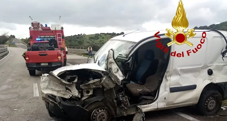 Incidente sulla 131 Dcn: due persone coinvolte