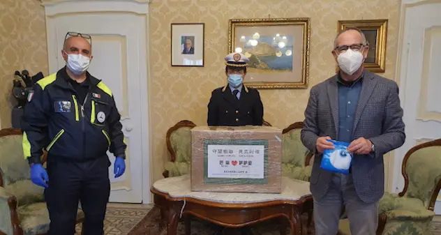 Coronavirus, arrivate a Sassari le tute protettive e le mascherine donate dal Distretto cinese