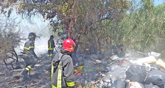 Rogo nella discarica abusiva di viale Monastir, sul posto i Vigili del Fuoco. VIDEO