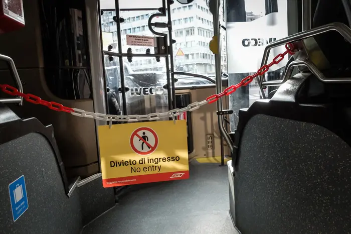 Il bus n. 73 - Mezzi di superficie semivuoti il lunedi mattina primo giorno di apertura dopo il lockdown  emergenza epidemia a causa del coronavirus Covid-19, Milano 04 Maggio 2020  Ansa/Matteo Corner