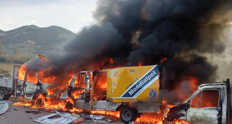 Tertenia, assalto a portavalori: spari e auto in fiamme