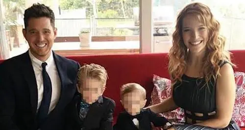 Il piccolo Noah, figlio di Michael Bublè, è guarito dal tumore dopo 3 anni di cure: “È il nostro supereroe”