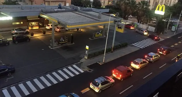 Da Cagliari a Olbia: code d'auto verso i McDrive