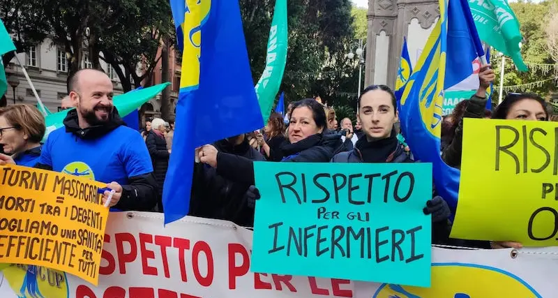 Sciopero di medici e infermieri, anche a Cagliari centinaia in piazza