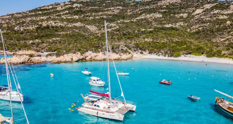 Meraviglie della Sardegna: un'avventura in catamarano nell'Arcipelago della Maddalena