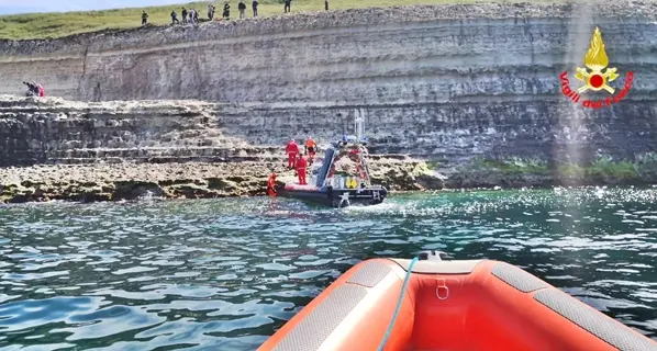 Cadavere ritrovato sugli scogli, è giallo sulla morte di un uomo