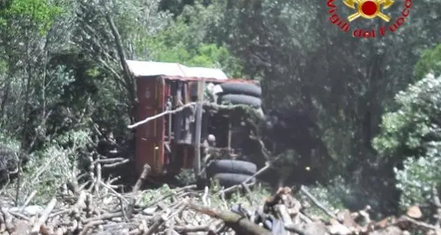 Camion carico di legna finisce in una scarpata: grave un uomo originario di Tonara