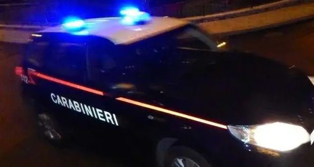 Tenta il furto in tabaccheria, ma fuggendo si frattura una gamba