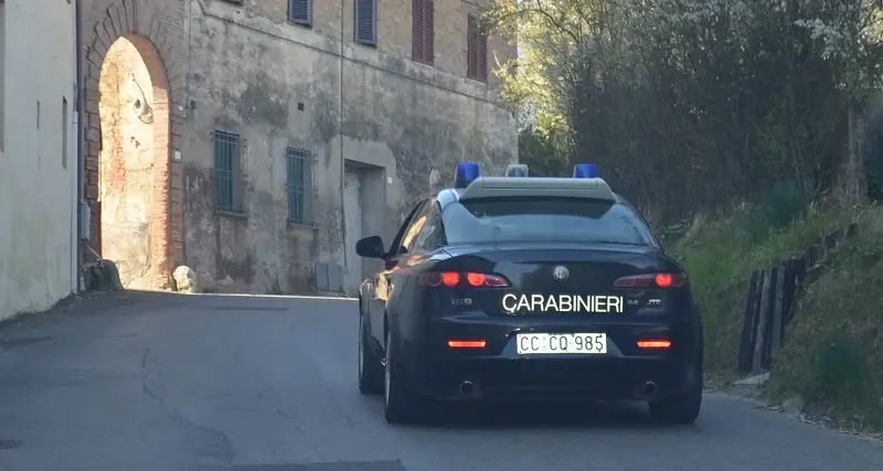 Cagliari, 57enne cammina impugnando un martello e un'accetta