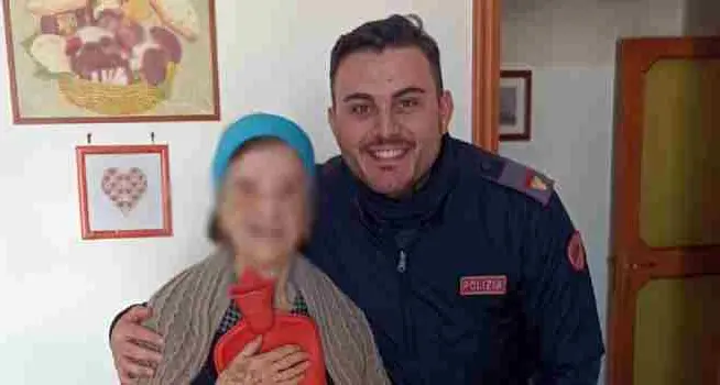 “Sono sola, vorrei compagnia”. Agenti cucinano per lei all’Immacolata