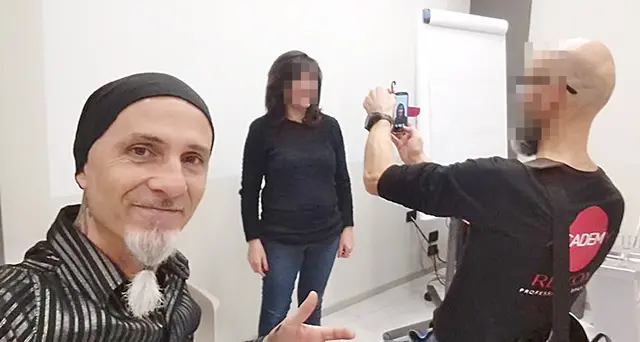 Lo sfogo di Tony Carboni, parrucchiere storico, la sua scelta a 50 anni: “Riaprire? Nemmeno per idea”