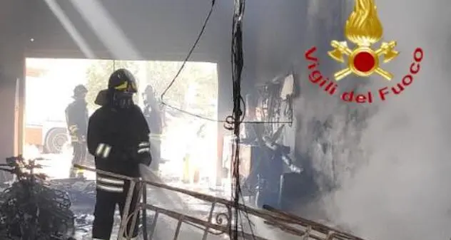 Incendio in un garage di una struttura ricettiva: ingenti i danni