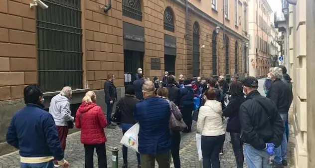 Barista consegna un caffè ai poliziotti di guardia alla coda al Banco dei pegni, ma i vigili lo multano
