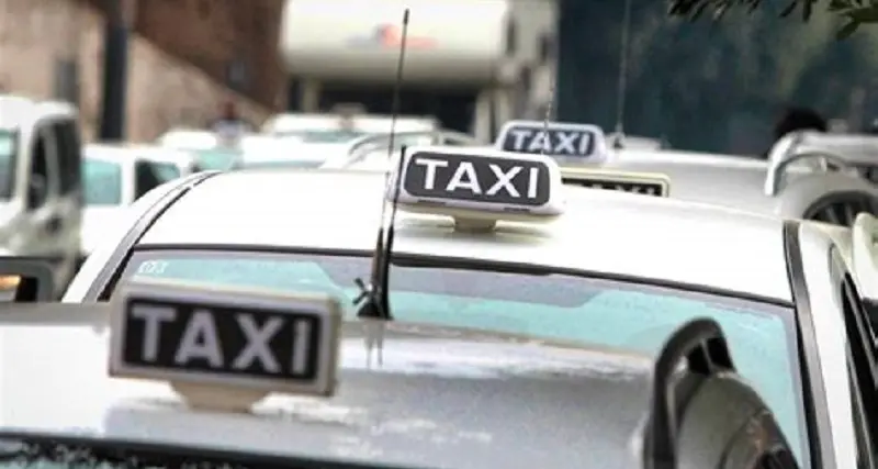 Cagliari, sciopero dei taxi: 60 auto in corteo per protestare