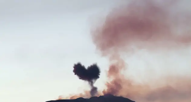 Etna in piena attività: dal cratere spunta un nuvolone a forma di cuore