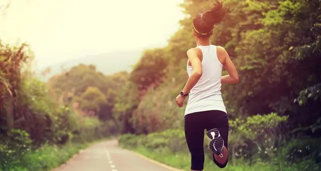Fare sport e passeggiate veloci con la mascherina? E’ pericoloso, rischio alcalosi