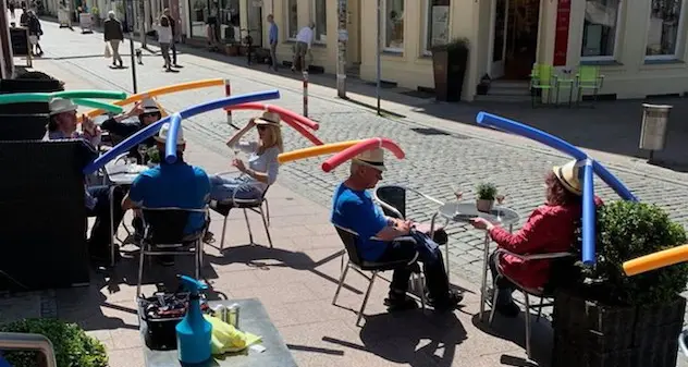 Cappelli con i cilindri da piscina per tenere le distanze