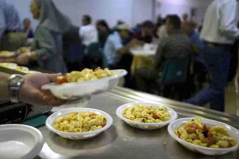 Free meals are served in a \"soup kitchen\" run by the Sant\\'Egidio Christian community in Rome September 17, 2008. The euro zone\\'s third largest economy, Italy has been one of its most sluggish performers for more than a decade, and has suffered more than most of its partners from surging oil prices, a strong currency and the international slowdown. Statistics show that Italy is growing older and poorer while the economy underperforms its European peers.    To match feature FINANCIAL-ITALY/POOR     REUTERS/Tony Gentile        (ITALY)