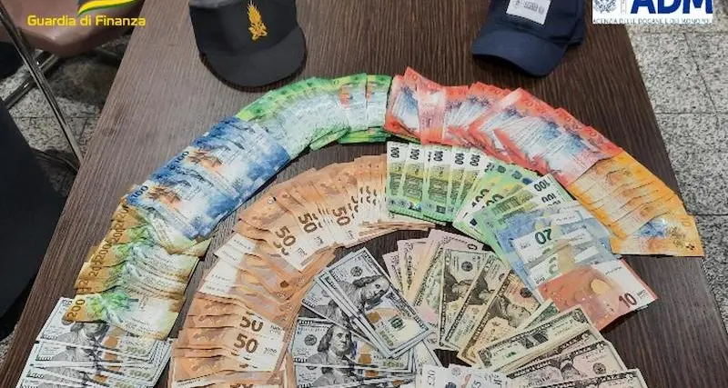 Arrivano all’aeroporto in Sardegna con 60mila euro in contanti: multati