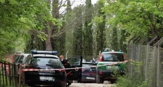 Scappa di casa e la ritrovano dentro una piscina: tragica fine di una bimba di 3 anni