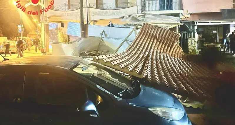 Tetto divelto a La Caletta a causa del forte vento, auto danneggiate