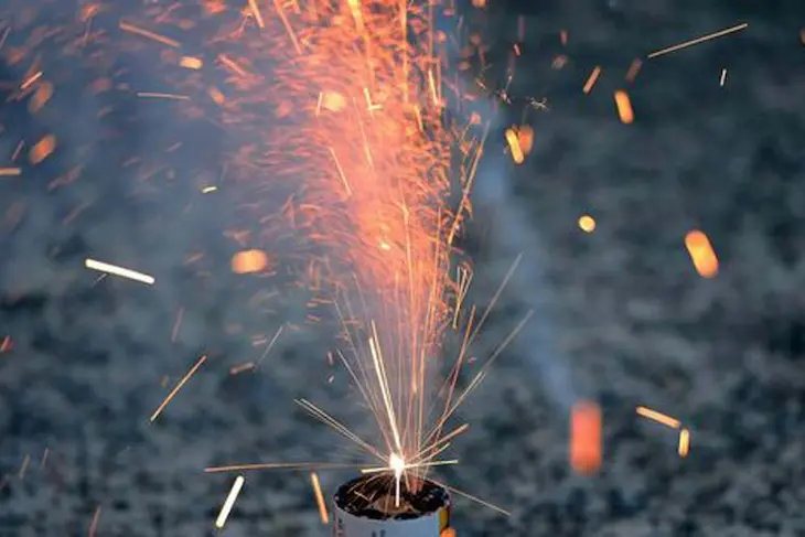 (ALLIANCE)- A pyrotechnician of the fire brigade lights a firecracker at a press conference of the fire brigade in Berlin, Germany, 28 December 2012. Shortly before New Years, the fire brigade informs about illegal fireworks as well as the dangers and proper handeling of fireworks. Photo: Britta Pedersen -  {TM News - Infophoto}\\n\\nCitazione obbligatoria   {TM News - Infophoto}\\n**PAROLE CHIAVE**\\nfireworks PREPARATIVI CAPODANNO 2013 NUOVO ANNO BOTTI FUOCHI ARTIFICIO CRONACA