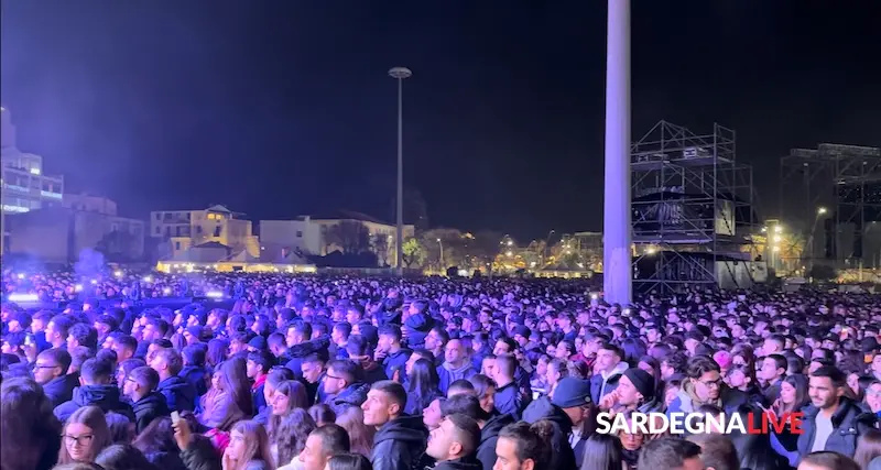 Anna, Guè e Noyz Narcos infiammano Alghero: giovanissimi in delirio