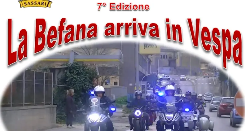 Sassari, la Befana arriva in Vespa con la Polizia locale