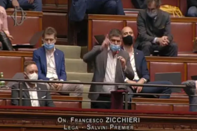 Un momento della bagarre in aula alla Camera, dopo che alcuni deputati di Fdi e della Lega si sono tolti la mascherina per inveire contro il deputato di M5s Curr\\u00F2, intervenuto durante la discussione degli ordini del giorno sul decreto Covid, Roma, 14 maggio 2020. ANSA