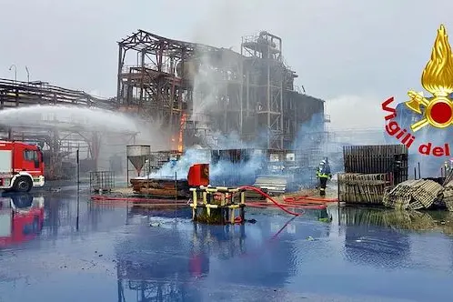 Foto Ufficio Stampa Vigili del Fuoco/LaPresse 15-05-2020 Marghera, VeneziaCronaca\\nEsplosione e successivo incendio in un&#x2019;azienda chimica a Marghera : intervento in corso di 8 squadre a terra dei Vigili del fuoco e il nucleo nbcr (Nucleare Biologico Chimico Radiologico). Scattato il piano di emergenza esterno per la possibile dispersione nell&#x2019;ambiente  di sostanze chimiche. Nel filmato la ricognizione aerea sulla zona dell&#x2019;elicottero DragoDISTRIBUTION FREE OF CHARGE - NOT FOR SALE