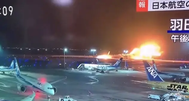 Aereo in fiamme sulla pista a Tokyo, cinque morti