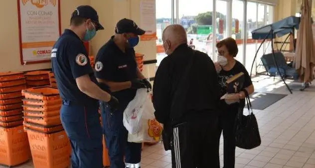 Gli ex carabinieri consegnano i generi alimentari dei banchi di raccolta ai bisognosi