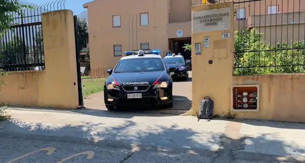 Ubriaco evade dai domiciliari e minaccia un vicino con una roncola: denunciato