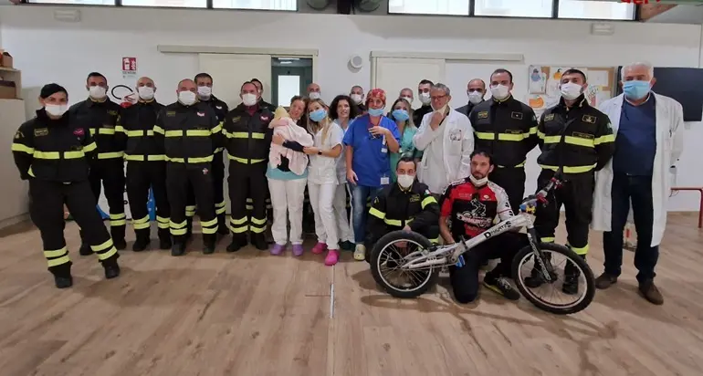 La Befana dei Vvf al San Francesco di Nuoro: sorrisi e doni ai bambini