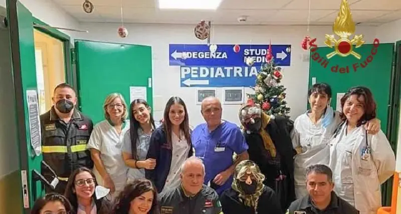 Oristano: la Befana dei Vigili del fuoco arriva anche in ospedale