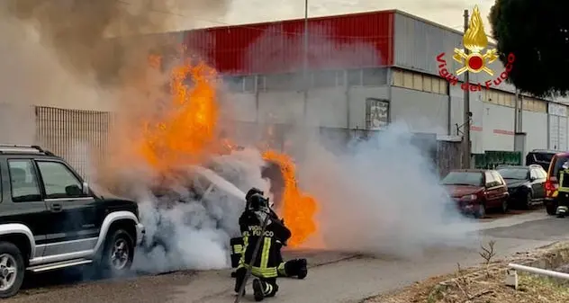 Furgone in fiamme a su Planu: sul posto i vigili del fuoco