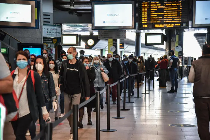L\\u2019arrivo dei pendolari alla stazione Cadorna nel giorno della rpartenza dopo il lockdown a causa del coronavirus Covid-19, Milano, 18 maggio 2020.  Ansa/Matteo Corner