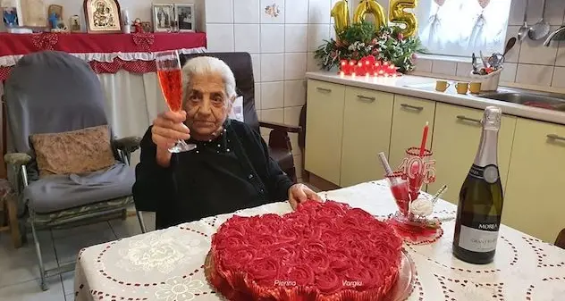 Le comunità di Mamoiada e Carbonia in festa per i 105 anni di tzia Raffaella Canneddu